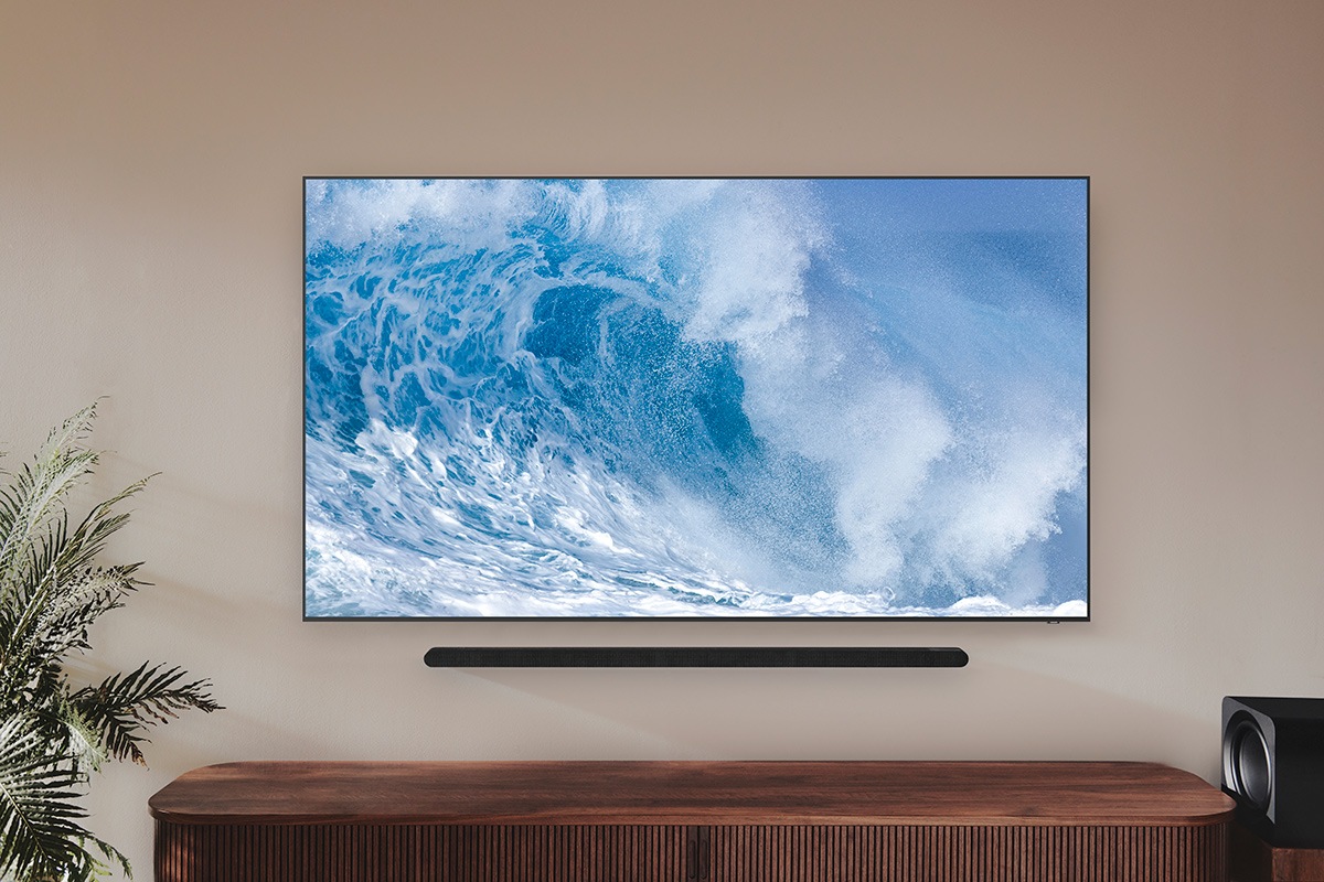 Samsung Neo QLED QN700B with the ultra slim soundbar is hanging on the living room.