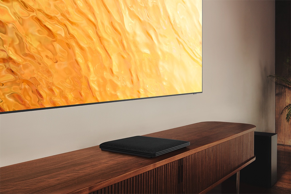 Samsung Neo QLED QN800B is hanging on the living room and Attachable slim one connect is placed under the TV.