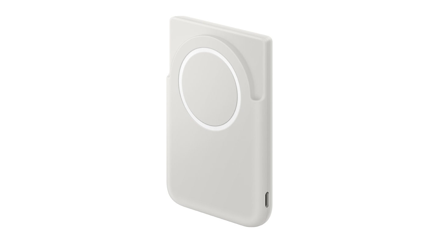 Wireless Battery Pack מגנטי בצבע אפור ניצב זקוף ומוטה בזווית קלה. החיבור המגנטי פונה קדימה כשגם יציאת ה-USB-C מוצגת, כדי להציג את אפשרויות הטעינה המגנטית והחוטית במוצר אחד. מטען נייד מגנטי אלחוטי Magnet Wireless Battery Pack (5Ah)