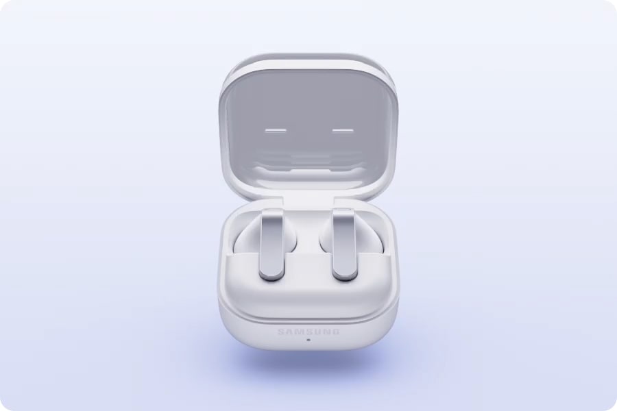 زوج من سماعات Galaxy Buds4 فوق علبة شحن مفتوحة. توضع سماعتا الأذن داخل العلبة وتدور علبة الشحن في اتجاه عقارب الساعة، ثم يُغلق الغطاء. توضع علبة الشحن على قاعدة شحن لاسلكي تضيء عندما يضيء مصباح مؤشر البطارية الموجود على العلبة.