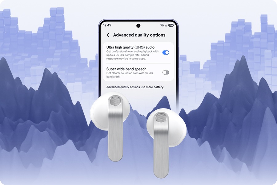 סמארטפון Galaxy פתוח עם המסך "אפשרויות איכות מתקדמות". במסך מופעלת האפשרות שמע באיכות גבוהה במיוחד (UHQ), והאפשרות "דיבור בפס רחב במיוחד" כבויה. מול המסך נמצא זוג אוזניות Galaxy Buds4 בצבע לבן.