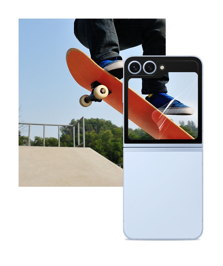 On the screen, you can see the Galaxy Z Flip6 with the Anti-reflecting Film slightly peeled off, and underneath it is a footage of the legs of a person doing an ollie on a skateboard. The same footage is displayed on the screen, clearly demonstrating the high visibility of the Anti-reflecting Film.