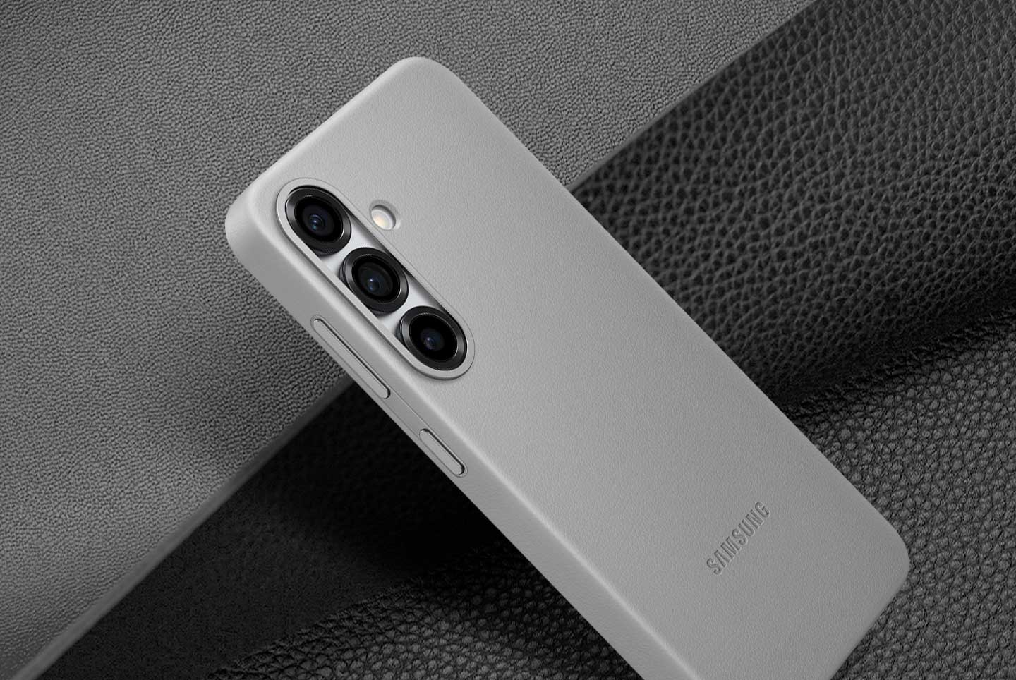 A diagonally placed Kindsuit Case is shown in all four colours: Black, Light Blue, Gray and Camel.