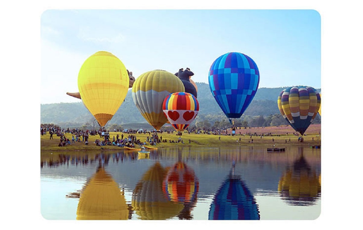 Hot air balloon floating in the sky, indicating that Galaxy A12 can capture a wide picture.