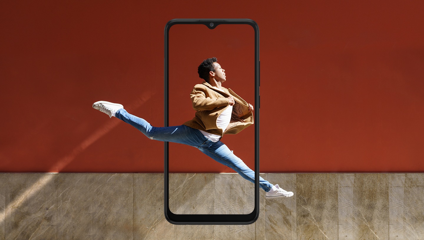 Go big with the 16.5 cm (6.5”) infinity-V display of the Galaxy A03. 