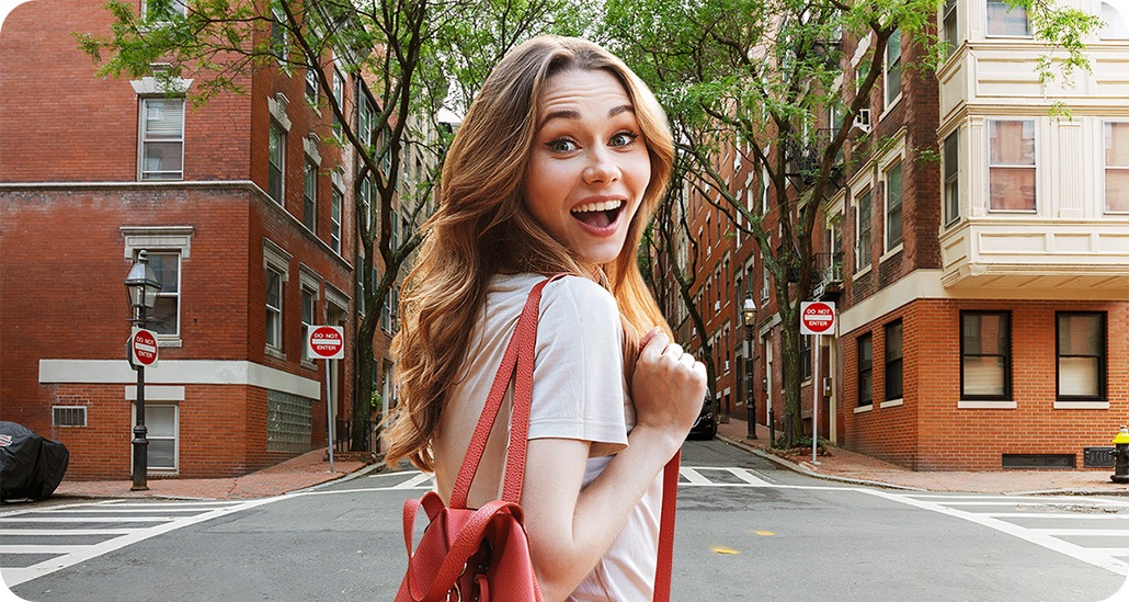 live focus off activated, a woman standing in a courtyard. He and the buildings in the background are equally clear.