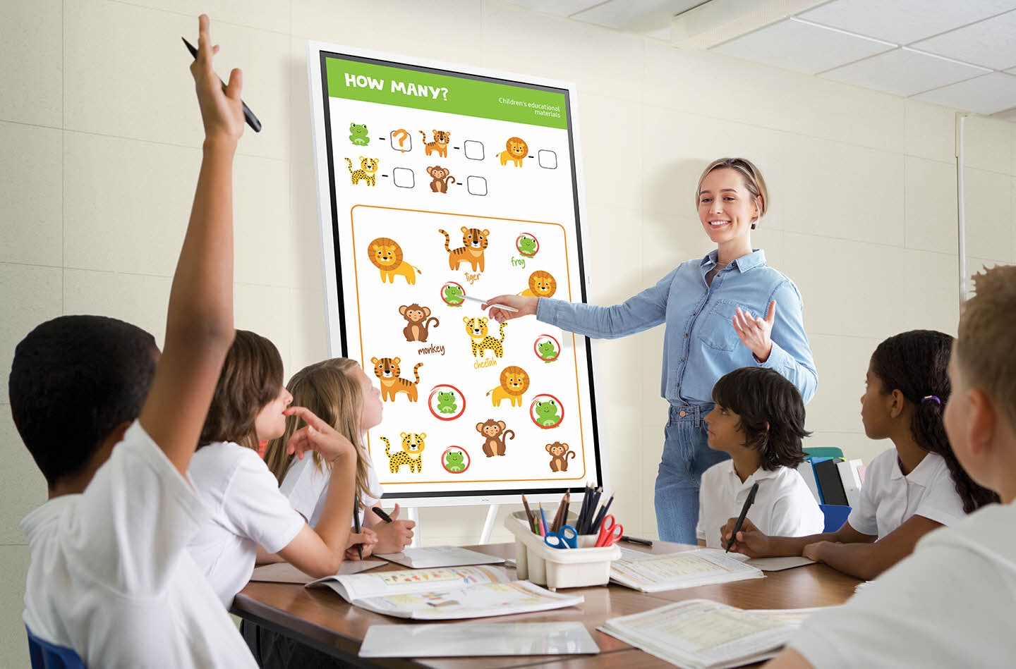 The teaching materials are displayed on the vertical Flip Pro installed in the classroom, and the class proceeds.