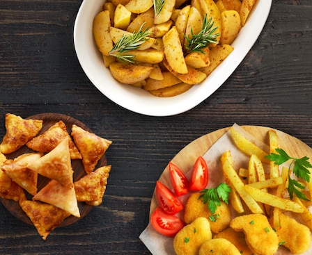 shows potato wedges, chicken nuggets with fries and samosas that have been fried in a small amount of oil using slim fry™.