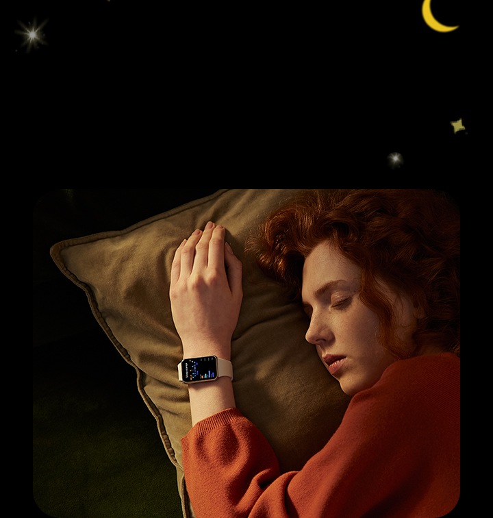 A woman lying down in a couch with Galaxy Fit3 on her wrist.