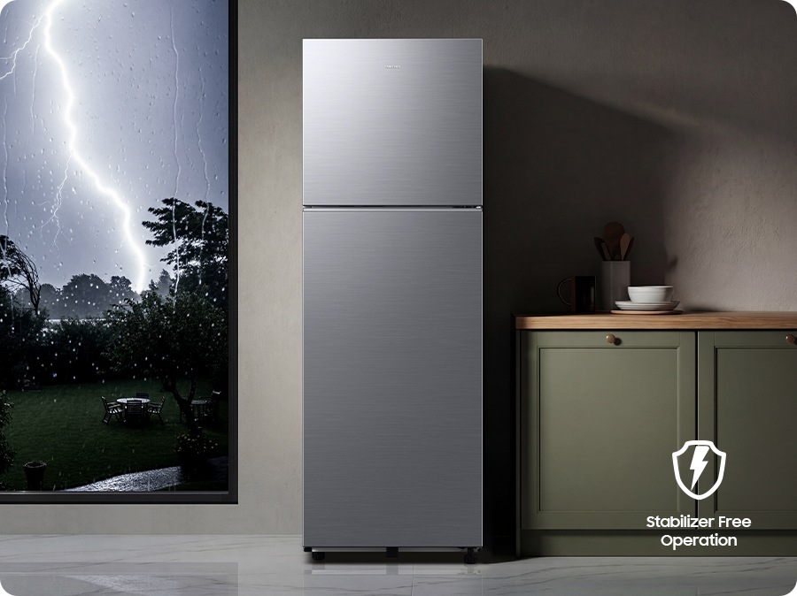 The refrigerator is installed in the kitchen, with thunder and lightning visible outside the window on the left. At the bottom right, there is an icon highlighting the stabilizer-free operation feature.