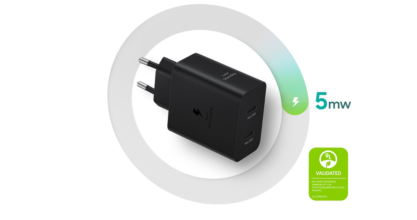 Um adaptador de energia preto está deitado de lado com a inscrição '5mW'. À direita, é exibida a marca de validação de declaração ambiental da UL, que diz 'VALIDADO. EP-T5020 CONTÉM UM MÍNIMO DE 3,5% DE CONTEÚDO RECICLADO PÓS-CONSUMO. UL.COM/ECV'.