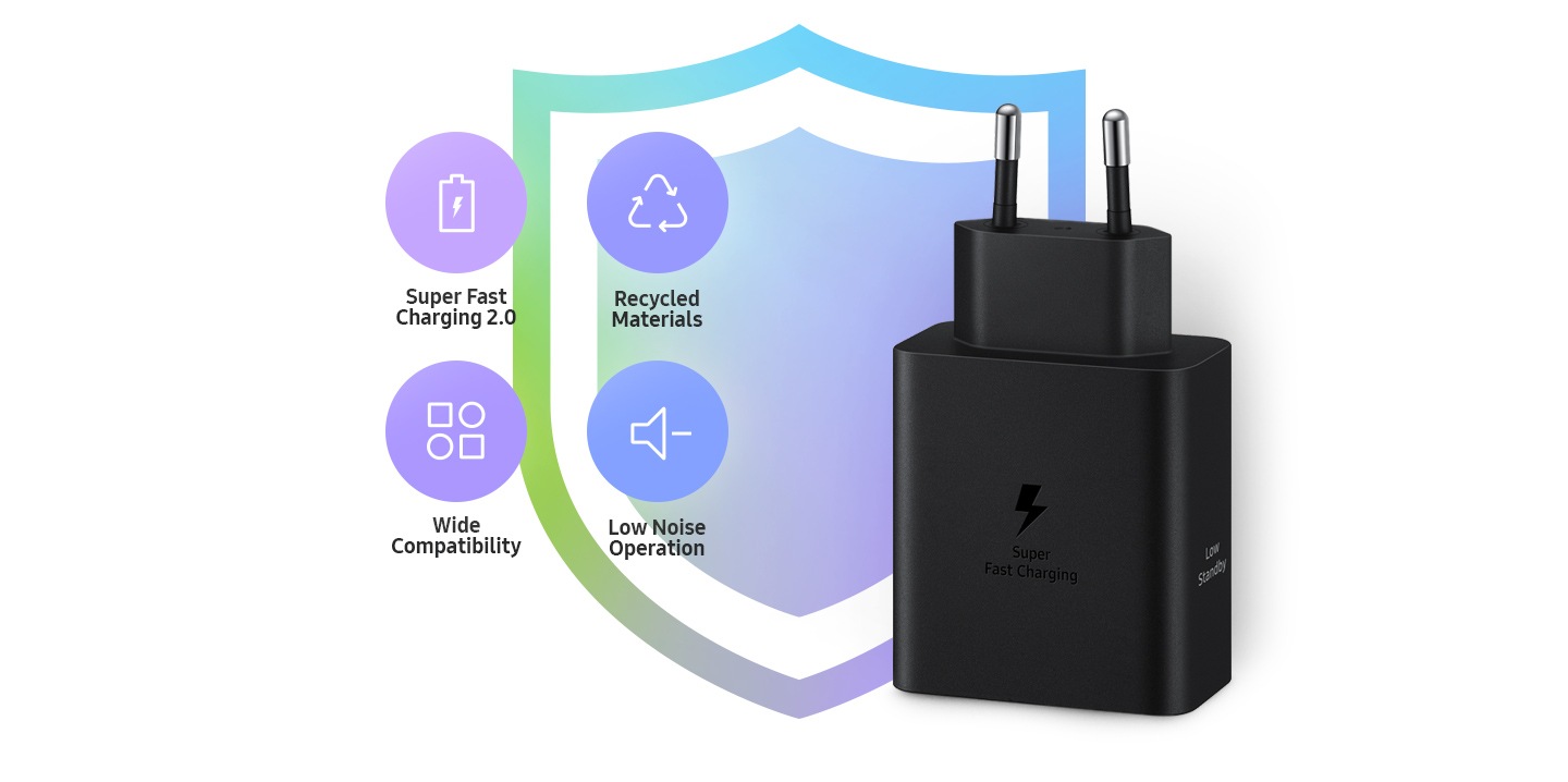 Um adaptador de energia preto é mostrado com os pinos voltados para cima. Quatro ícones com os textos "Super Fast Charging 2.0", "Recycled Materials", "Wide Compatibility" e "Low Noise Operating" estão localizados no lado esquerdo do adaptador.
