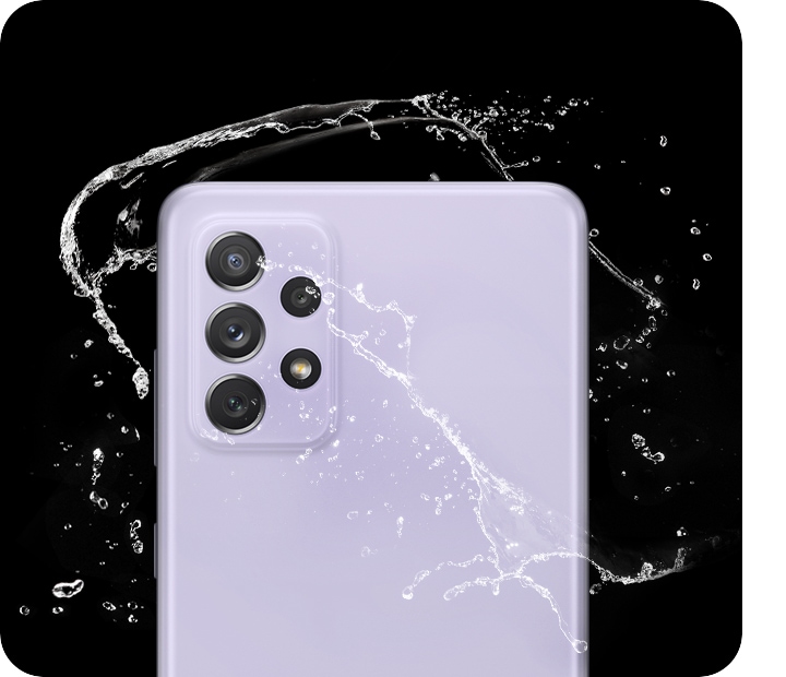 Galaxy A72 en Awesome Violet, visto desde atrás con salpicaduras de agua a su alrededor.