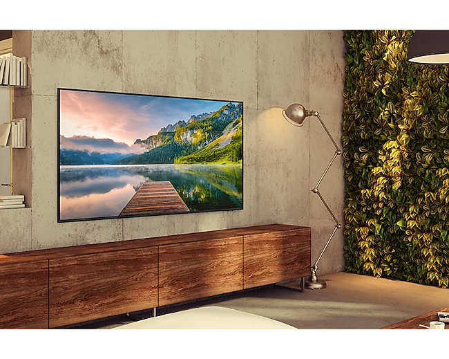 Crystal UHD AU8000 is hanging on the wall showing picture with Dynamic Crystal Color