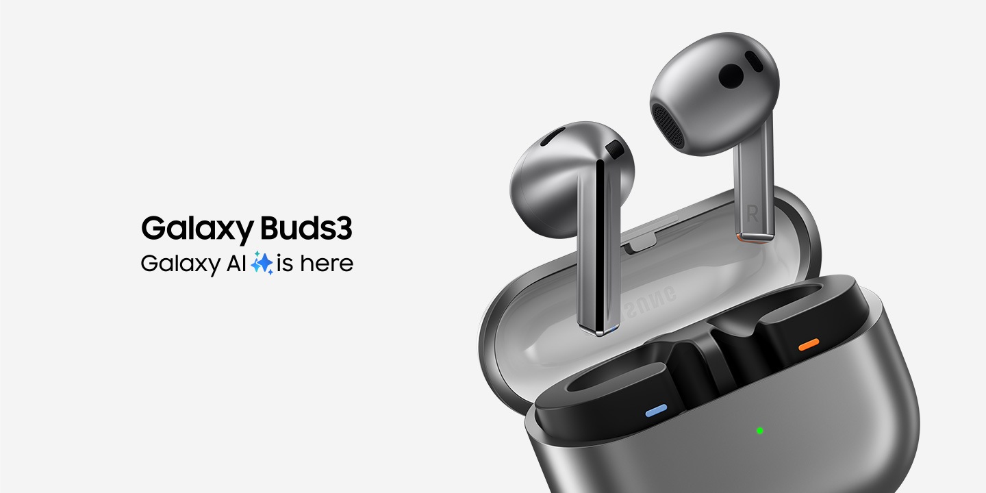 صورة تعرض زوجاً من سماعات Galaxy Buds3 باللون الفضي، تتحرك في الهواء فوق علبة الشحن المفتوحة والمائلة إلى اليسار. يظهر نص "Galaxy Buds3"، كما يظهر نص "Galaxy AI هنا" بحيث تظهر أيقونة Galaxy AI بين "AI" و"هنا".