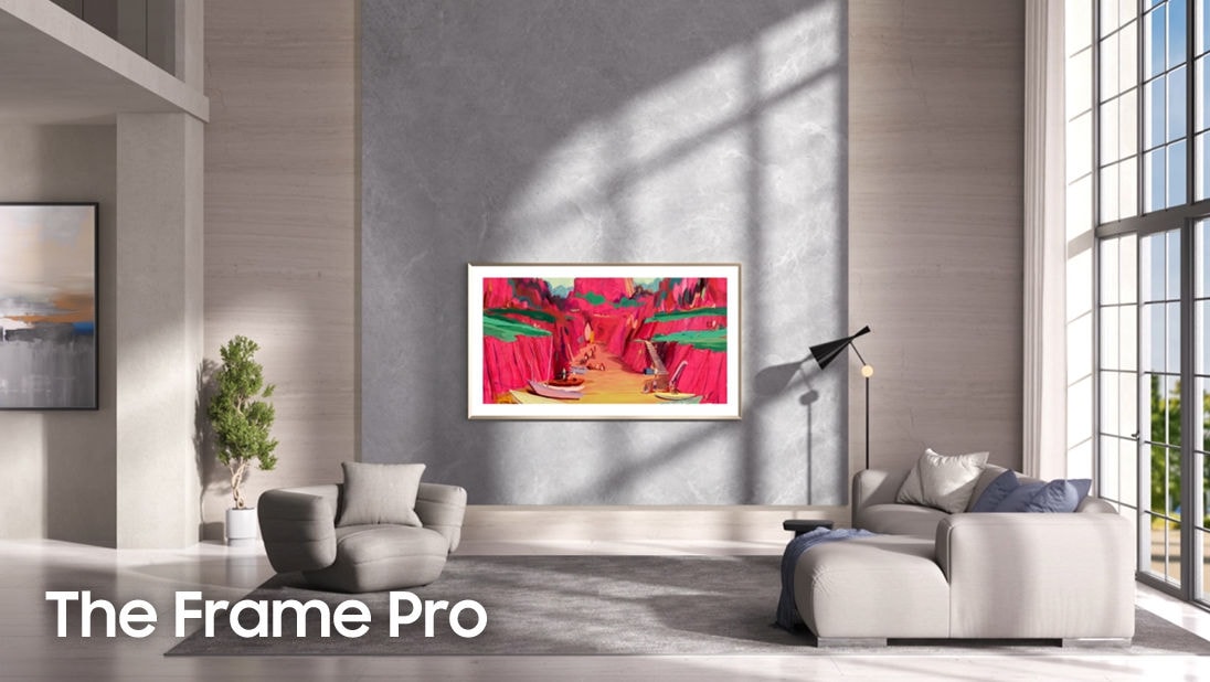 تەلەفزیۆنی Samsung The Frame Pro کە بە دیواری ژوورێکی دانیشتنی هاوچەرخەوە هەڵواسراوە و پارچەیەکی هونەری ڕەنگاوڕەنگ پیشاندەدات.