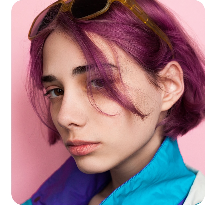 زنی در حال نگاه کردن به دوربین، سلفی می‌گیرد. پس‌زمینه با استفاده از جلوه بوکه به‌طور ماهرانه محو می‌شود.