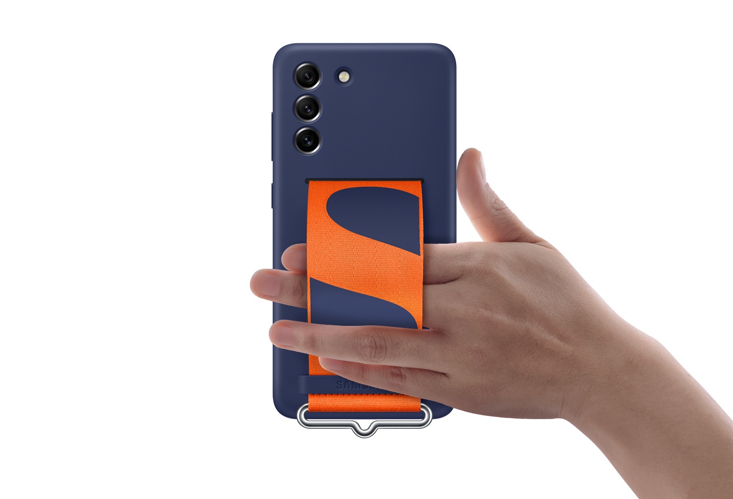 Una mano che tiene il Galaxy S21 FE 5G con la cover in silicone con cinturino installata. La mano sta usando la cinghia per tenere saldamente il telefono.