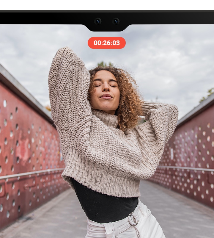 Uno zoom in avanti di un ballerino che registra un video di ballo in 4K con la doppia fotocamera frontale (ultra grandangolare + grandangolare).