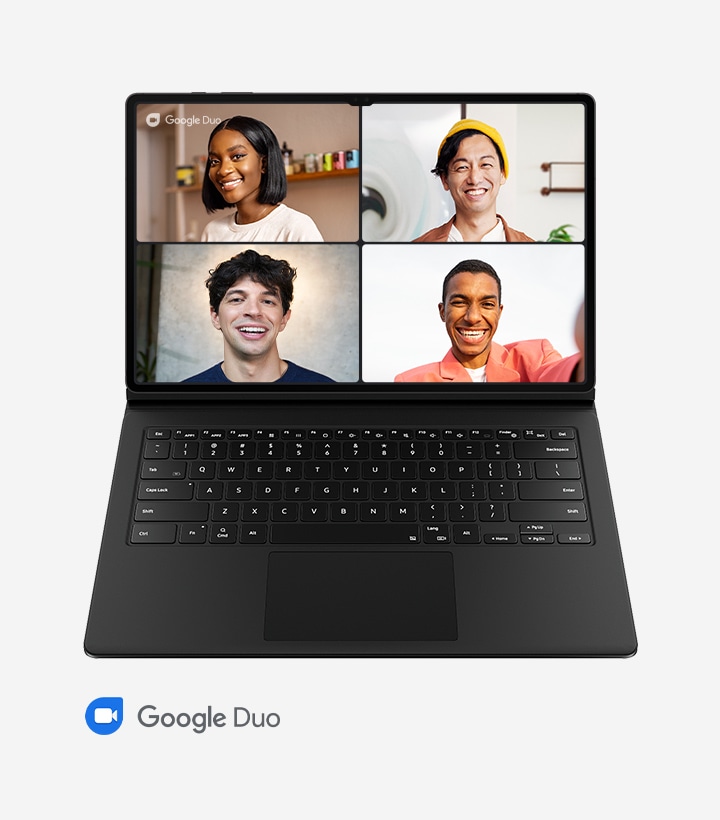 Sono mostrati quattro amici durante una videochiamata con Google Duo sul grandissimo schermo di Galaxy Tab serie S8. La tastiera a libro con tastiera è agganciata a Galaxy Tab serie S8.