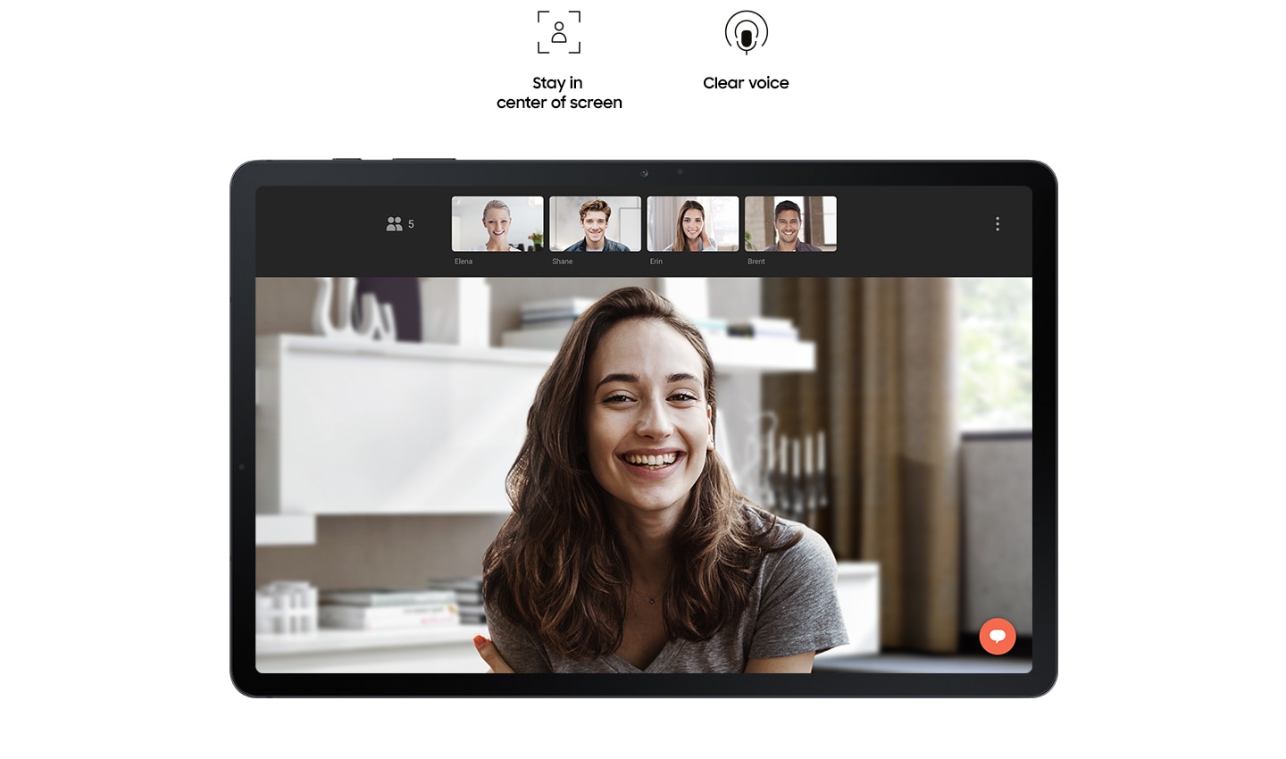 Vista di Galaxy Tab S7 FE dal lato anteriore con una video chat sullo schermo tra una donna e quattro amici. Il testo delle icone recita Resta al centro dello schermo, Mostra di più intorno a te e Voce cristallina. 