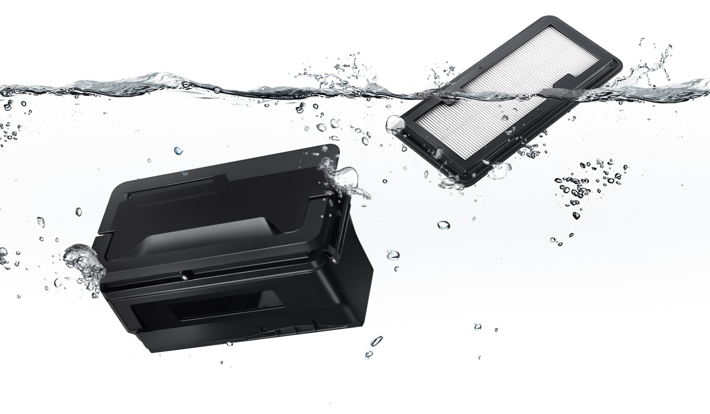  Il cestino viene rimosso da JetBot 80+ e immerso in acqua, dimostrando quanto sia facile svuotarlo e mantenerlo igienicamente pulito.