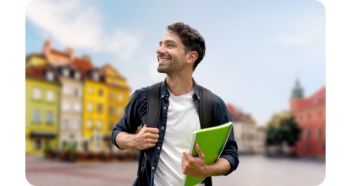 Al centro di una piazza c'è un uomo con un libro in mano. Solo l'uomo è a fuoco.