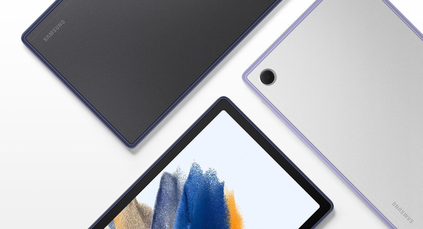  Tre tablet Galaxy Tab A8, due visti dal retro e uno visto dal davanti. Ciascuno ha la Clear Edge Cover installata per mostrare il colore dei tablet. Il tablet visto di fronte ha lo sfondo sul display.