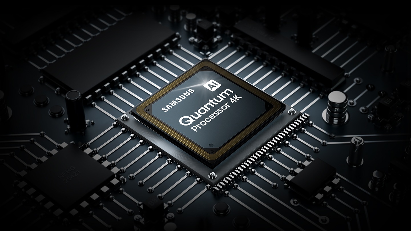 Viene mostrato il chip del processore QLED TV. Il logo Samsung e il logo Quantum Processor Lite 4K possono essere visti in alto.