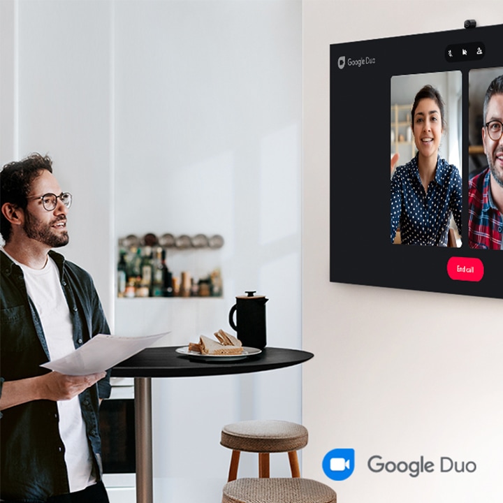  Un uomo sta effettuando una videochiamata con altre 2 persone tramite Google Duo.