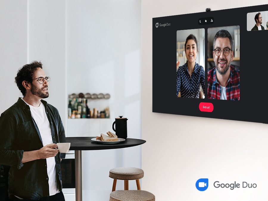 Un uomo sta effettuando una videochiamata con altre 2 persone tramite Google Duo.