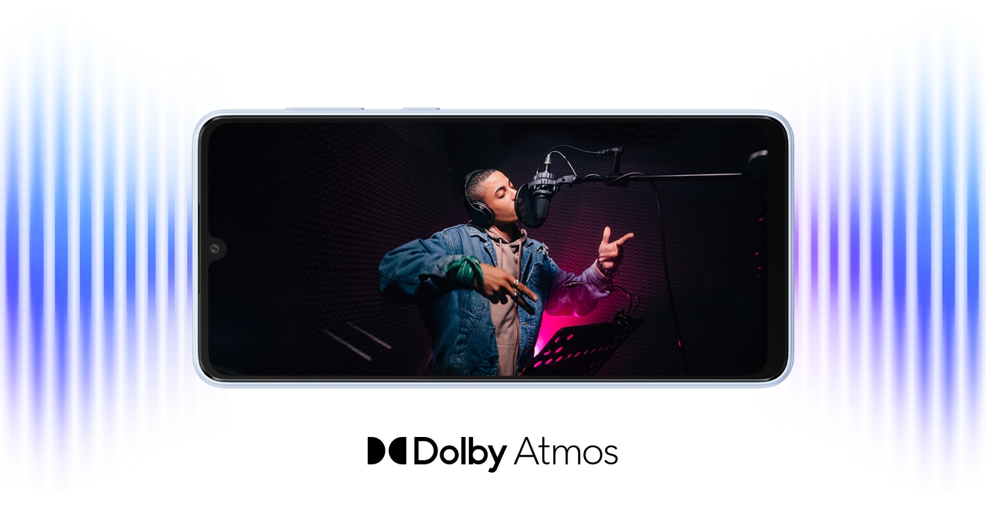 Suono proveniente da entrambe le estremità di un Galaxy A33 5G in posizione orizzontale. Sullo schermo, un artista indossa delle cuffie e canta davanti a un microfono durante una sessione in uno studio di registrazione. Logo Dolby Atmos. 