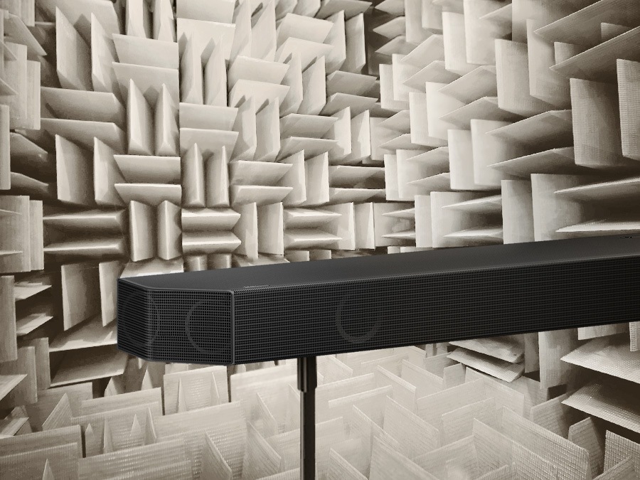 Samsung Soundbar vista dal retro in una camera anecoica utilizzata per testare ogni aspetto della soundbar.