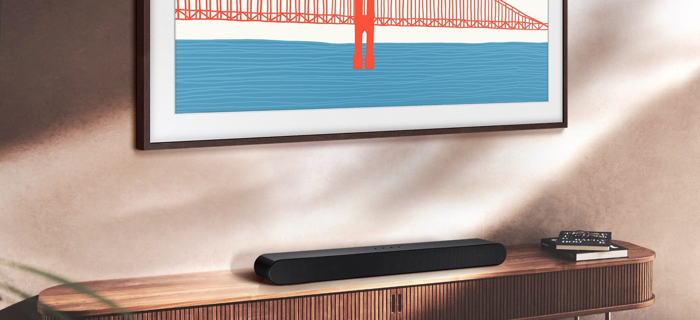  La soundbar Samsung S60B posizionata sul mobile del soggiorno è posizionata sotto The Frame TV.