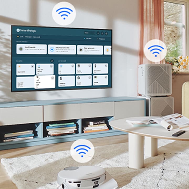  L'interfaccia utente di SmartThings è visualizzata sul televisore. Le icone Wi-Fi fluttuano sopra la TV, il robot aspirapolvere e il purificatore d'aria.