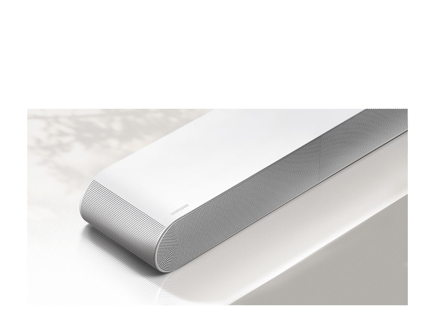 Vista ingrandita della soundbar S61B mostrata di fronte con il logo Samsung visibile.