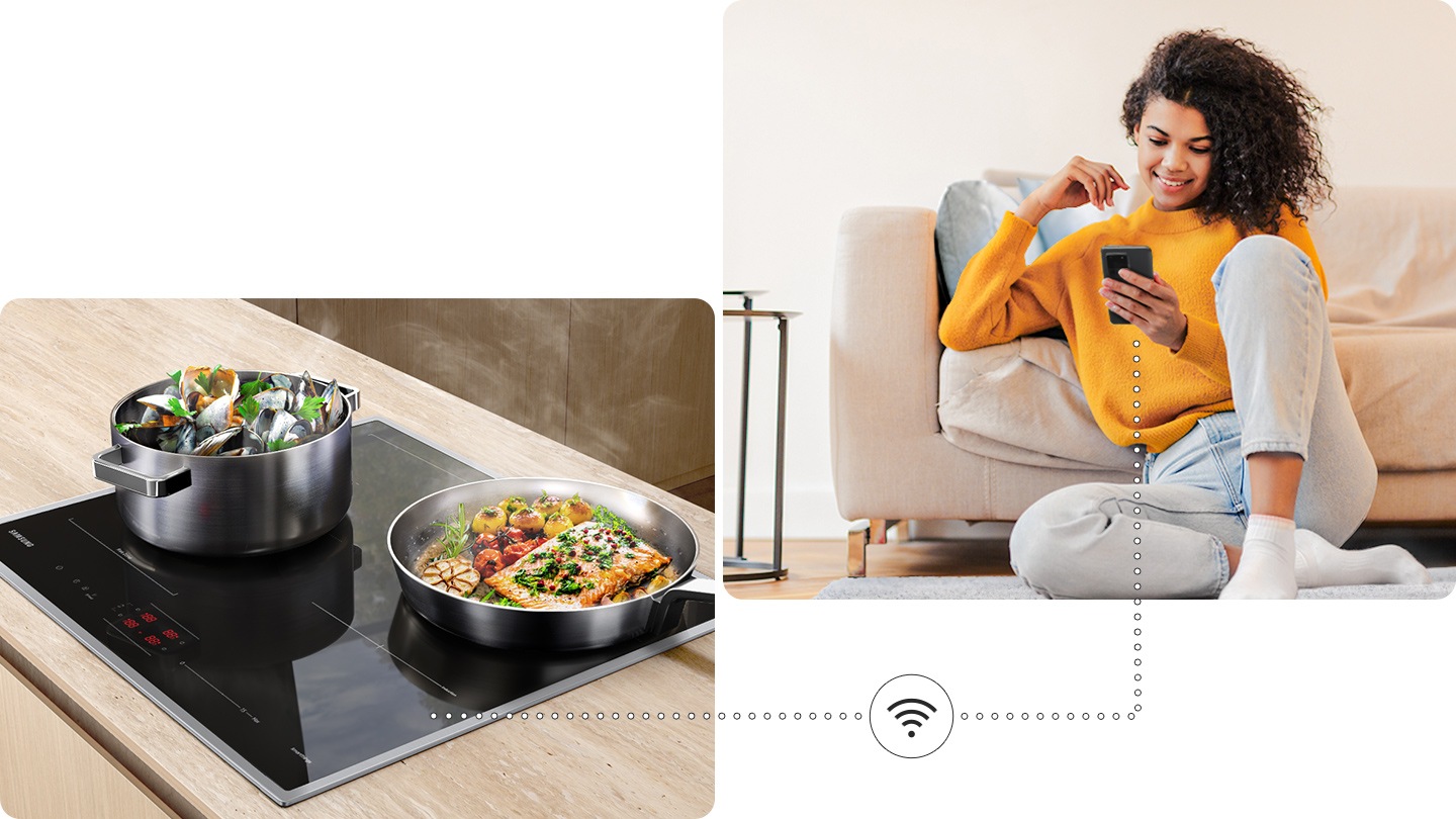 Due pentole con cibo delizioso stanno bollendo sul piano cottura e una donna sta monitorando lo stato del piano cottura da remoto vicino al divano tramite l'app SmartThings sul suo smartphone.
