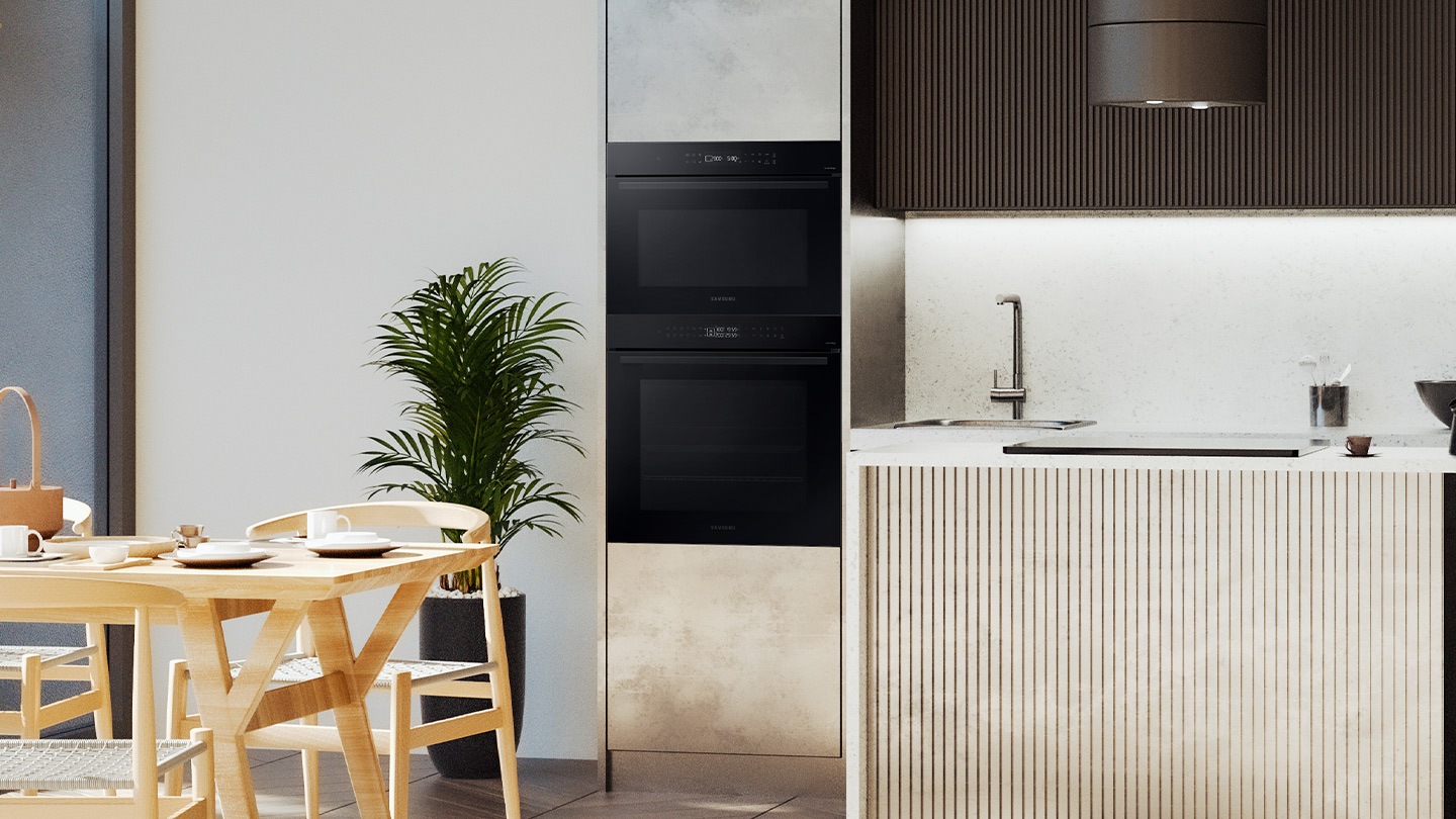 Mostra il forno da incasso perfettamente installato in una cucina accanto a un forno a microonde combinato. Il suo colore "Black Glass" SU MISURA completa ed esalta con eleganza la combinazione di colori della cucina.