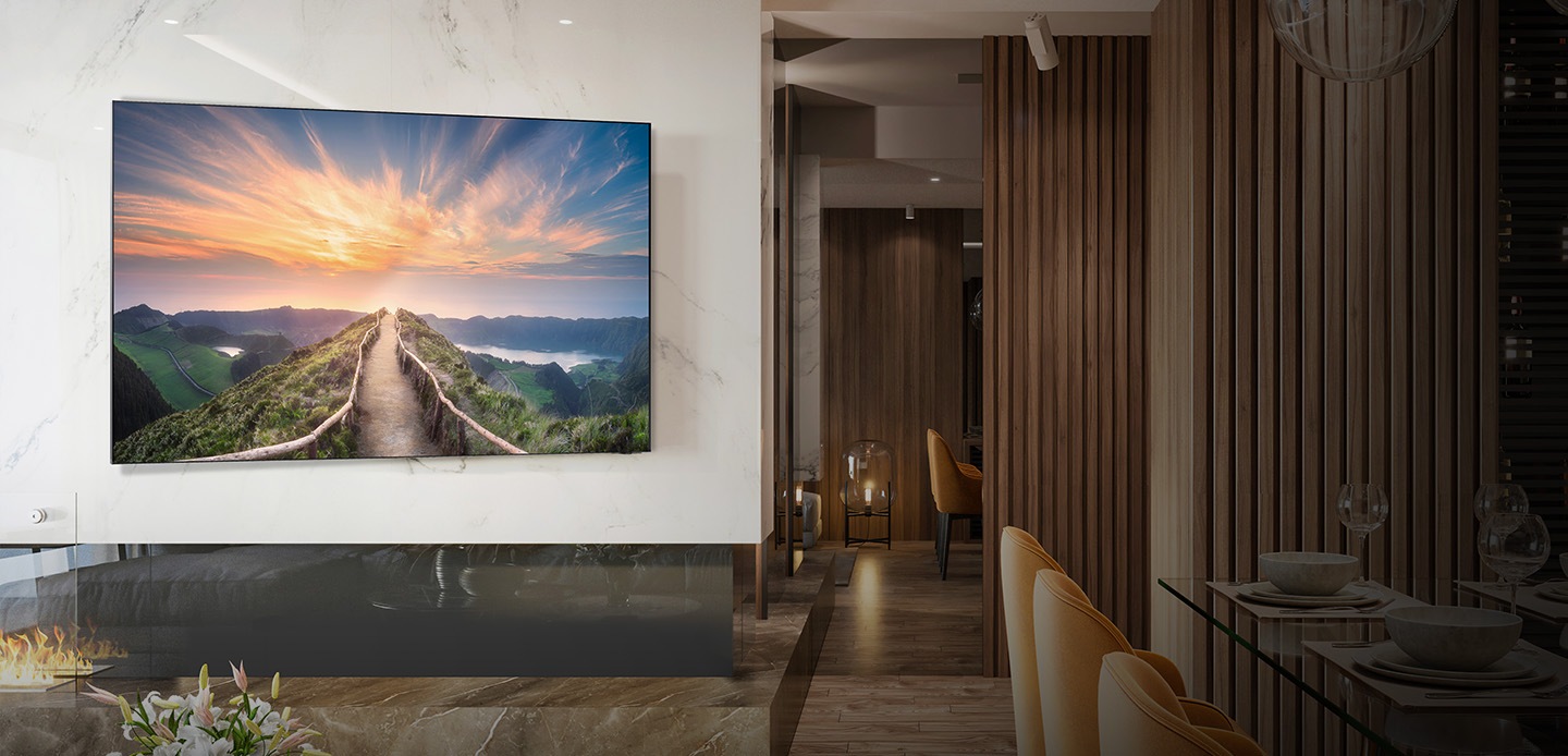 Una TV è appesa al muro leggermente ruotata a destra tramite un supporto a parete Slim Full Motion.
