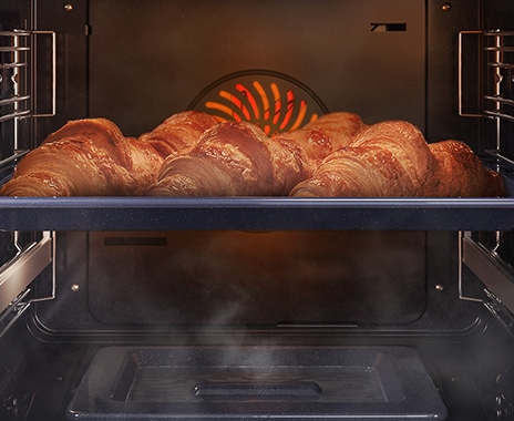  Mostra un primo piano di croissant cotti al forno, ma mantenuti umidi con il vapore utilizzando l'opzione Vapore naturale.