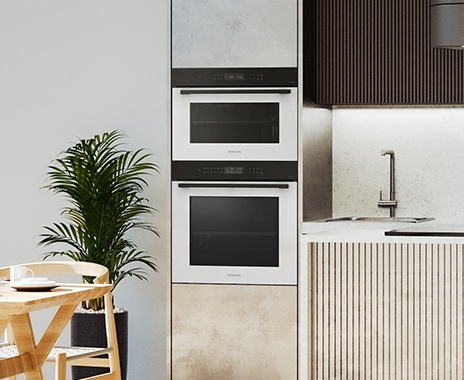 Mostra il forno da incasso perfettamente installato in una cucina accanto a un forno a microonde combinato. Il suo colore "Black Glass" SU MISURA completa ed esalta con eleganza la combinazione di colori della cucina.