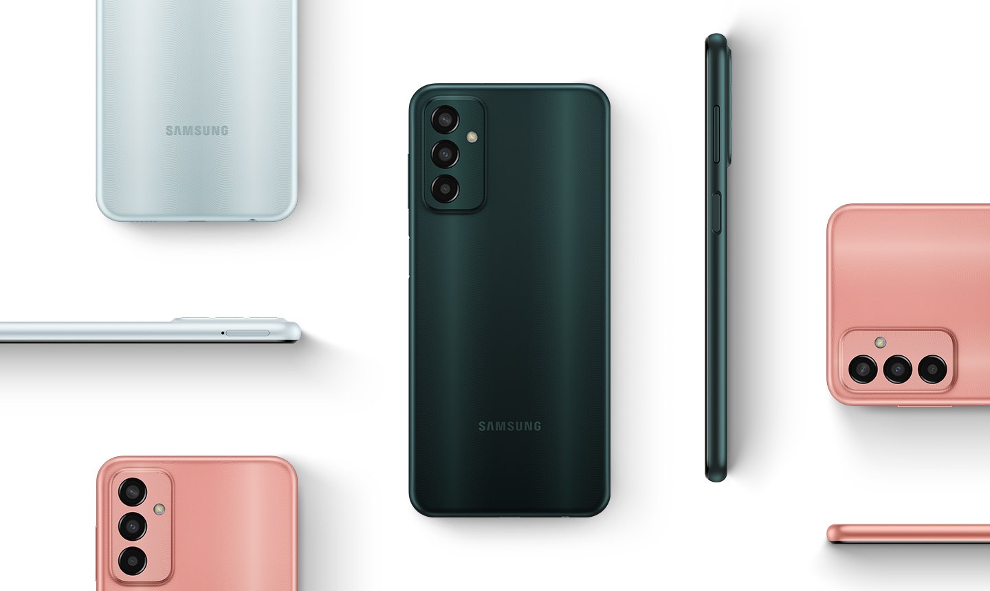 Vari Galaxy M13 sono collocati in posizioni diverse a mostrare il fronte e il retro del dispositivo. Sono ritratti dispositivi di colore Deep green, Light blue e Orange copper.