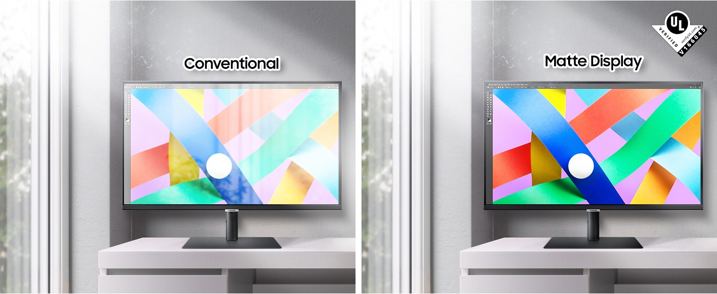 TwDue monitor identici e i loro stand sono affiancati, in cima a scrivanie identiche in una luce diurna brillante. Il monitor a sinistra mostra un display 'Convenzionale', mentre il monitor a destra mostra un display 'Matte'. Il logo UL-verified è posizionato sopra il monitor sul lato destro, con l'indirizzo "verify.UL.com"" e il suo numero di registrazione V166045 scritto su di esso. A differenza del display tradizionale, il monitor con display opaco ha uno schermo chiaro senza riflessi.