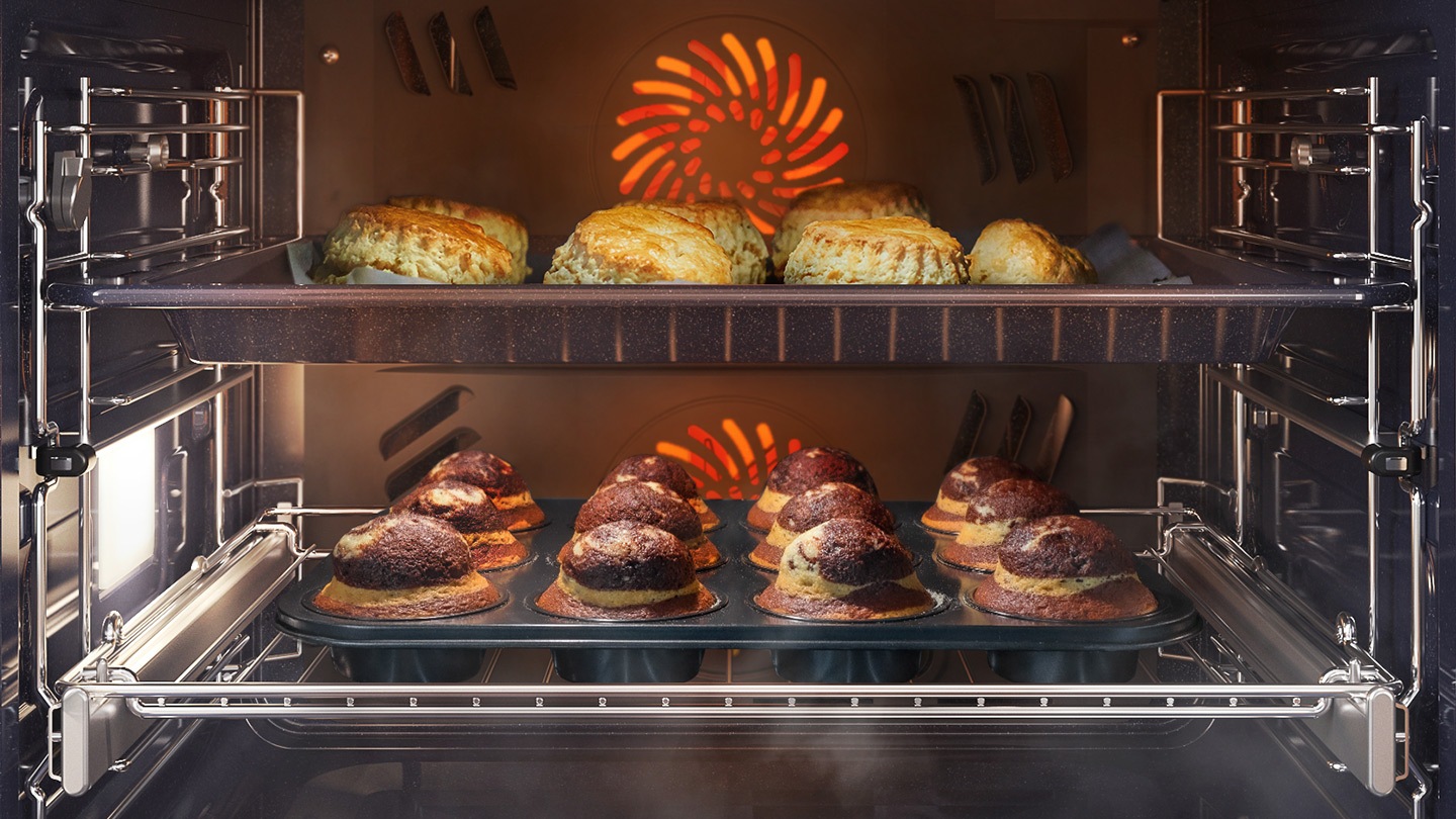  Mostra varie torte e pasticcini che vengono cotti nel forno utilizzando il sistema di convezione, ma vengono mantenuti umidi con il vapore utilizzando l'opzione Aggiungi vapore.