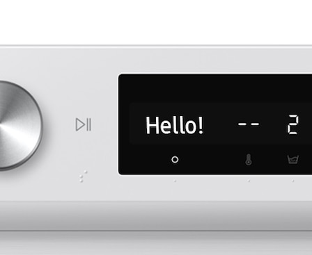  Il pannello di controllo della lavatrice AI visualizza il messaggio "ciao!".