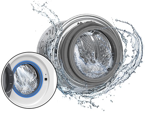 Il tamburo della lavatrice è circondato da acqua pulita e getti d'acqua puliscono l'interno. Immagine ravvicinata di una guarnizione della porta da pulire.