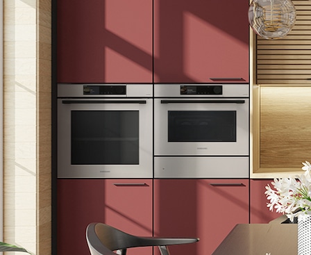 Mostra il forno installato in una cucina. Il suo colore ""Clean Beige"" SU MISURA completa elegantemente la combinazione di colori della cucina.