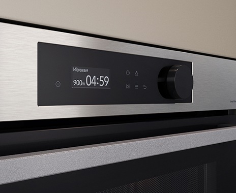 Közeli képen látható a sütő elegánsan minimalista LCD-kijelzős kezelőpanelje, amelyen a különböző főzési lehetőségek képei láthatók, érintésvezérlés és egyetlen gomb.