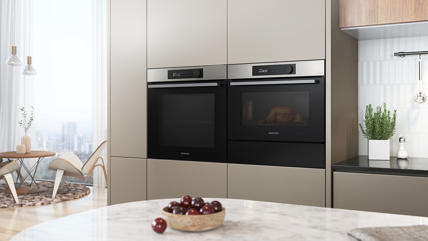 Mostra il forno da incasso perfettamente installato in una cucina accanto a un forno a microonde Combi.