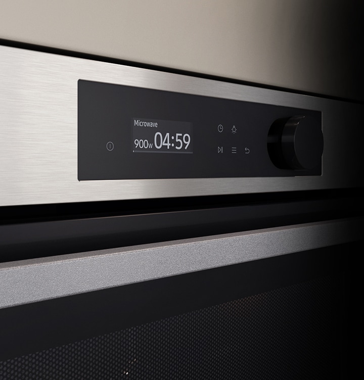 Közeli képen látható a sütő elegánsan minimalista LCD-kijelzős kezelőpanelje, amelyen a különböző főzési lehetőségek képei láthatók, érintésvezérlés és egyetlen gomb.